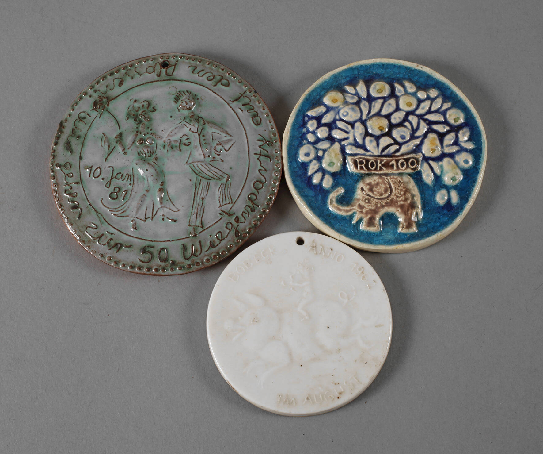 Drei Reliefplaketten