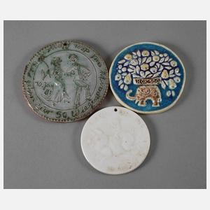 Drei Reliefplaketten