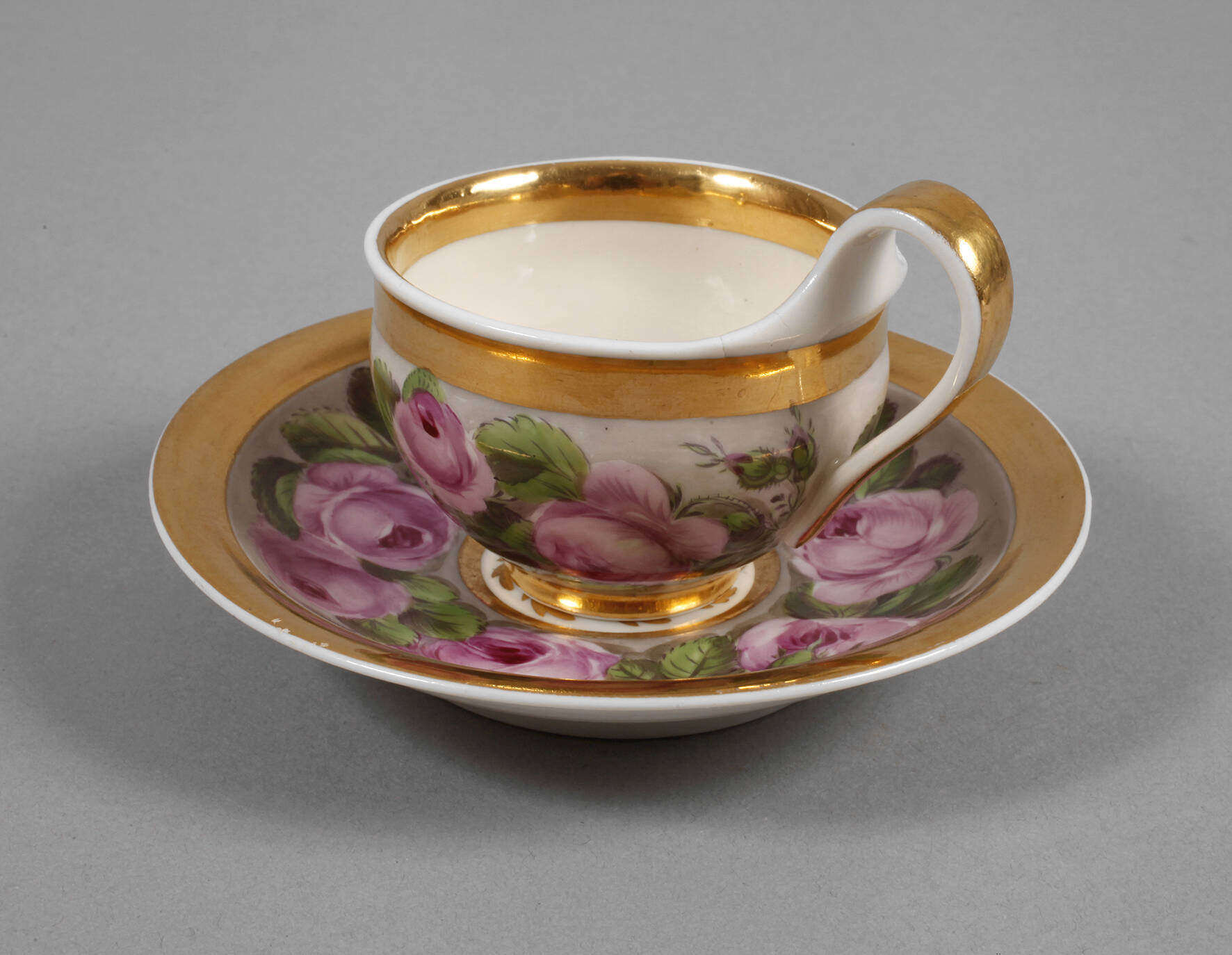 Biedermeiertasse mit Rosenkranzmotiv