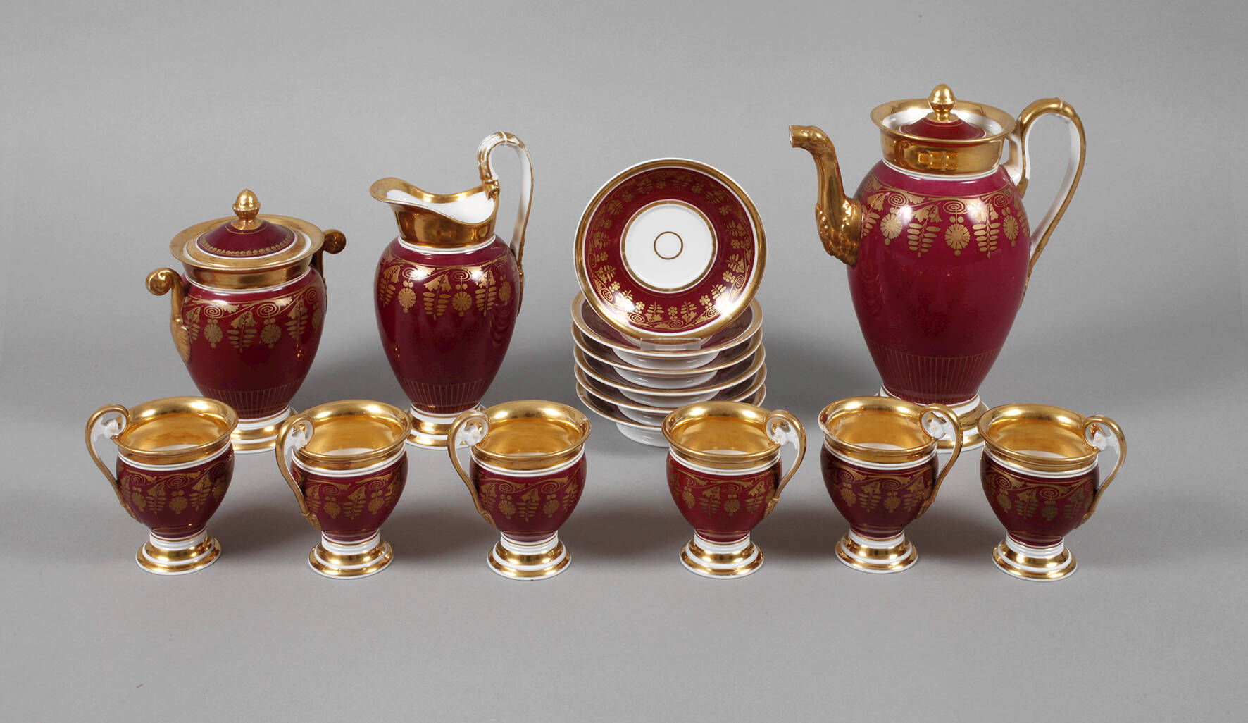 Kaffeeservice mit Purpurfond und Goldmalerei