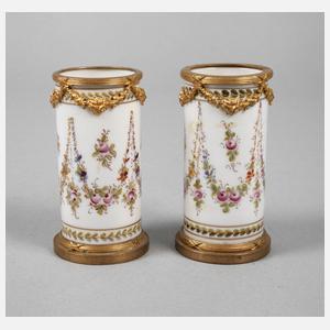 Frankreich Paar Stangenvasen mit Messingmontur