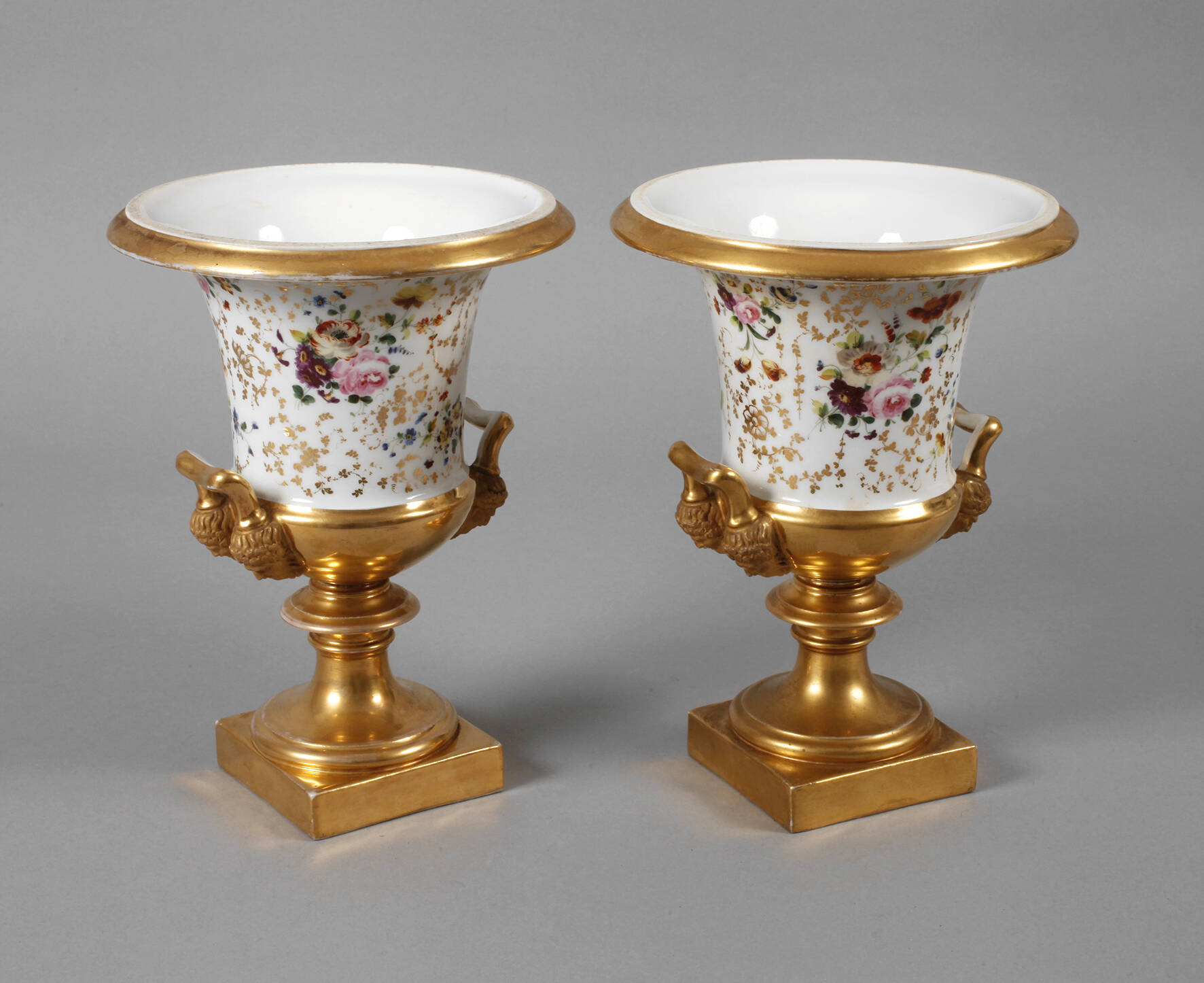 Paar Kratervasen mit Blumendekor