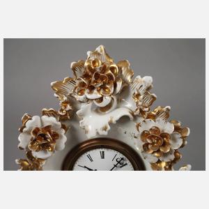 Frankreich Tischuhr mit Blütenbesatz