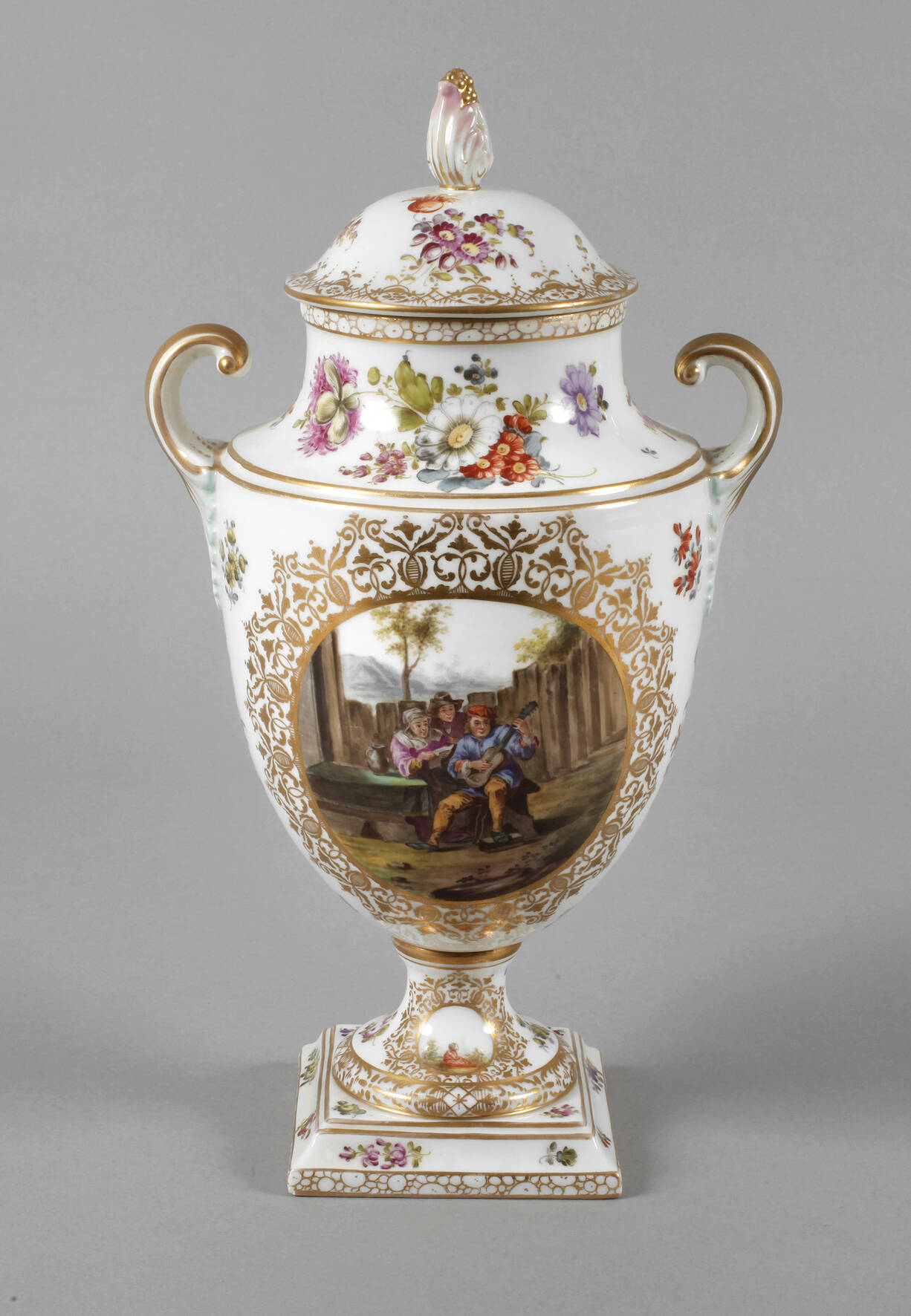 Dresden Prunkvase mit Genreszenen