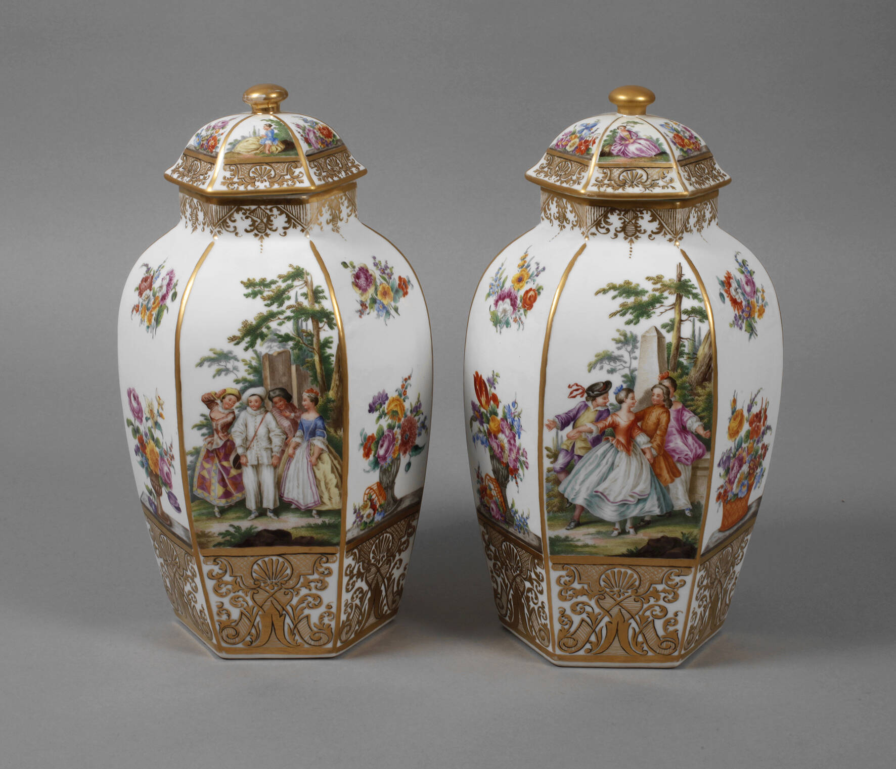 Wolfsohn Paar Deckelvasen mit Watteaumalerei