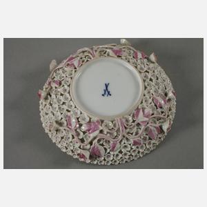 Meissen Kännchen und Unterschale mit Blütenbesatz