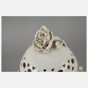 Nymphenburg Potpourrivase mit Blumenbesatz