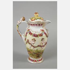 Reliefkanne im Capodimonte-Stil