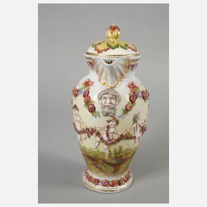 Reliefkanne im Capodimonte-Stil