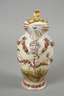 Reliefkanne im Capodimonte-Stil