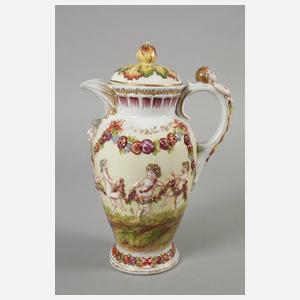 Reliefkanne im Capodimonte-Stil
