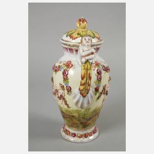 Reliefkanne im Capodimonte-Stil