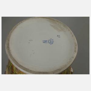 Reliefkanne im Capodimonte-Stil