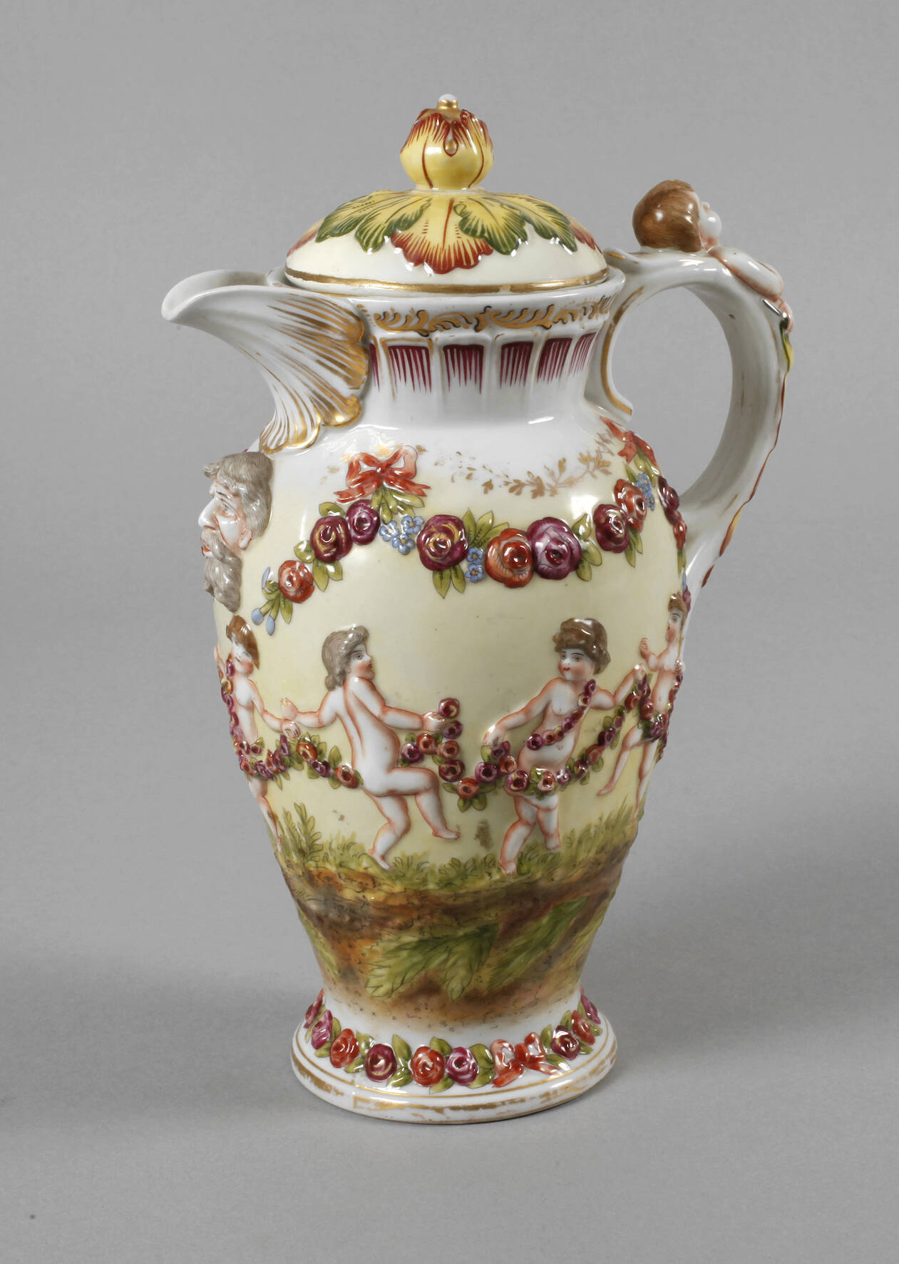 Reliefkanne im Capodimonte-Stil