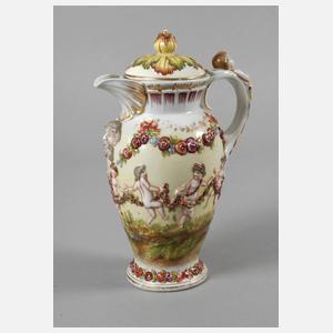 Reliefkanne im Capodimonte-Stil