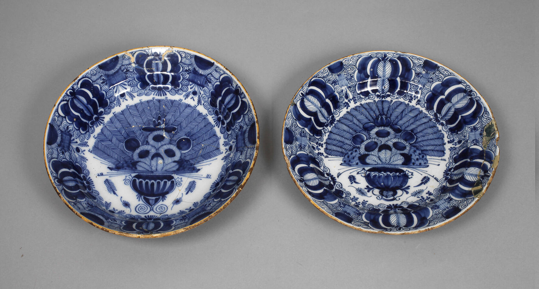 Paar große Fayenceteller