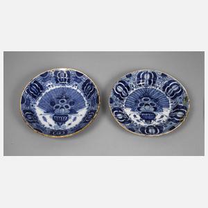 Paar große Fayenceteller