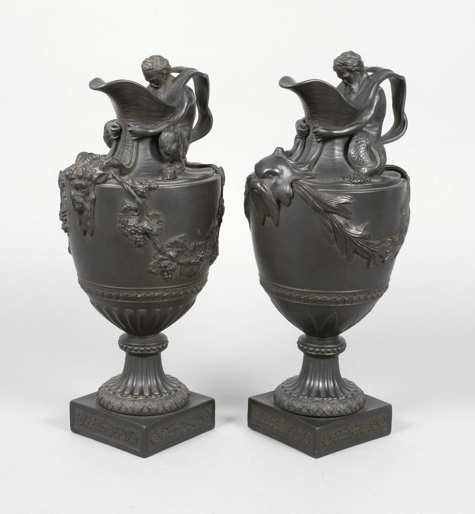 Paar Amphorenkannen Wedgwood