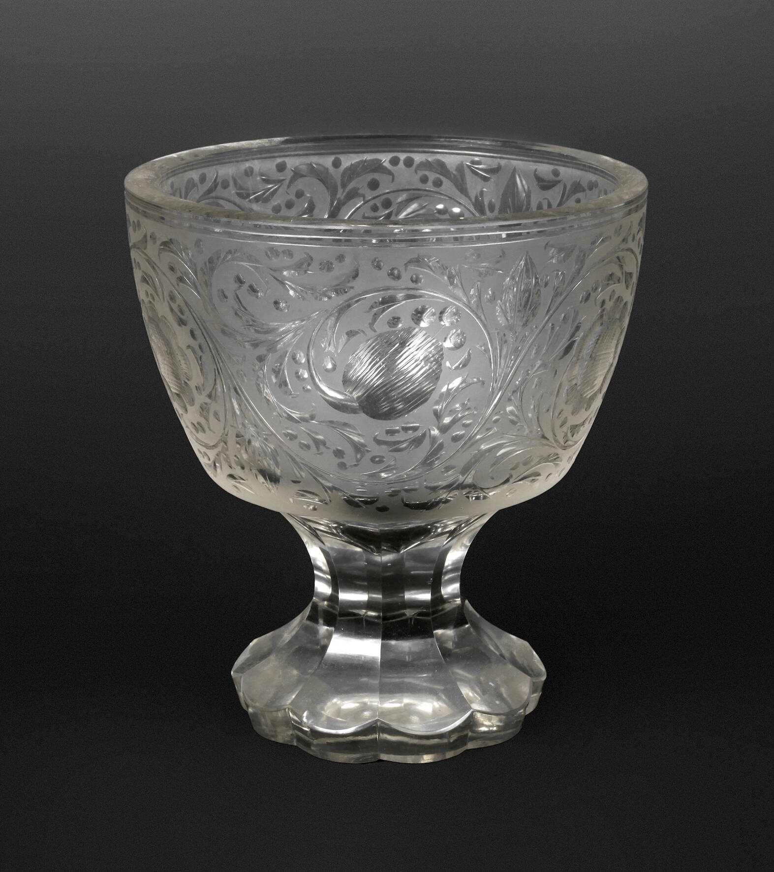 Fußschale mit feinem Schliff