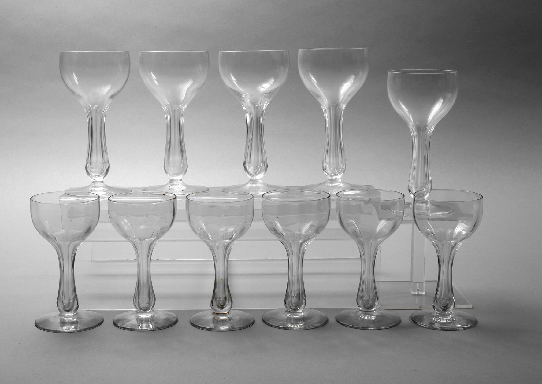 Fünf Weingläser und sechs Südweingläser