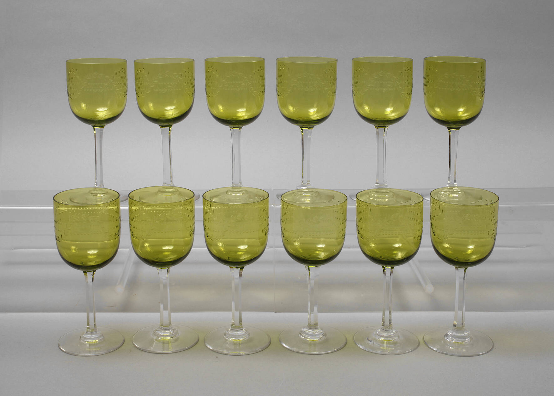 Zwölf Weingläser