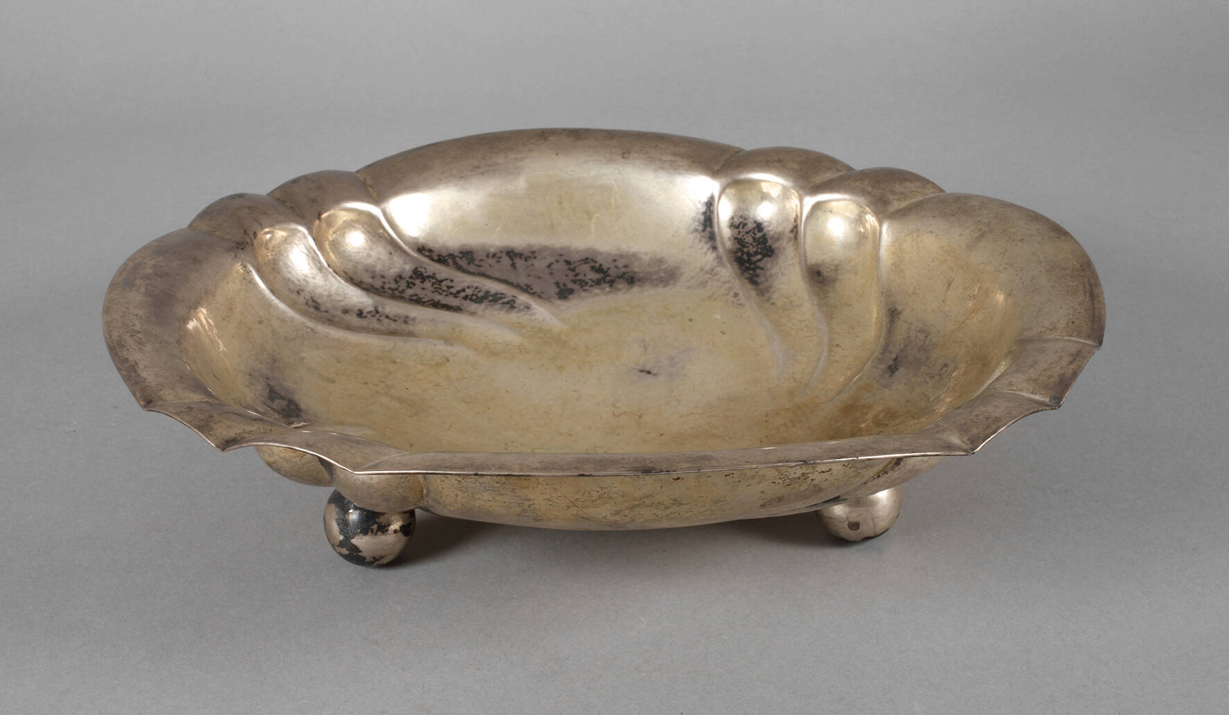 Silberschale auf Kugelfüßen