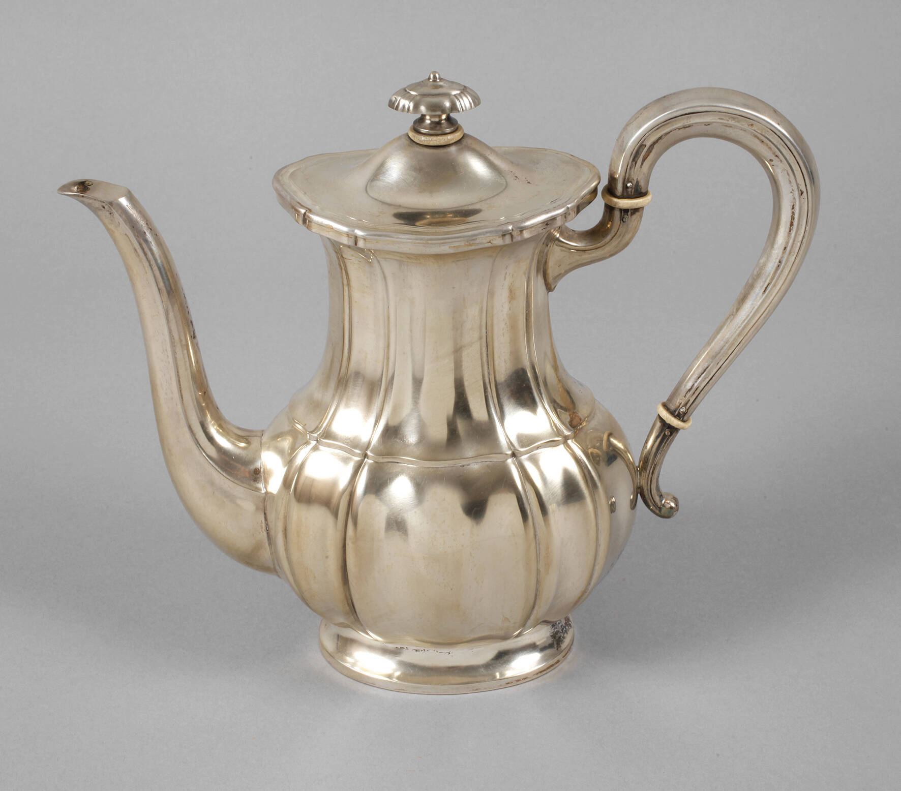 Silberkanne im Barockstil