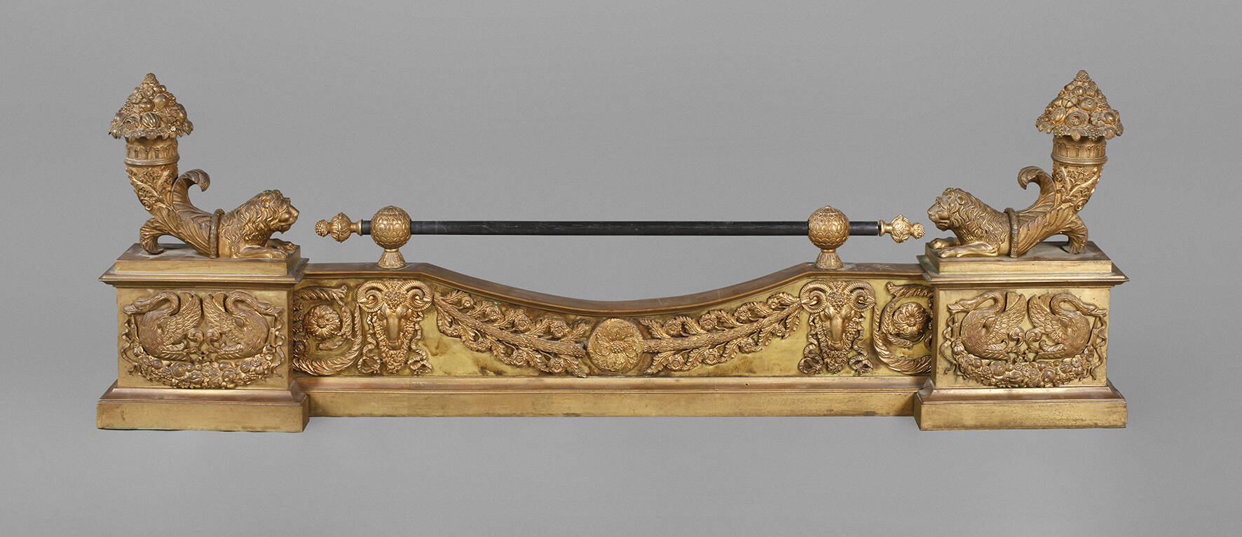 Klassizistischer Kaminvorsatz