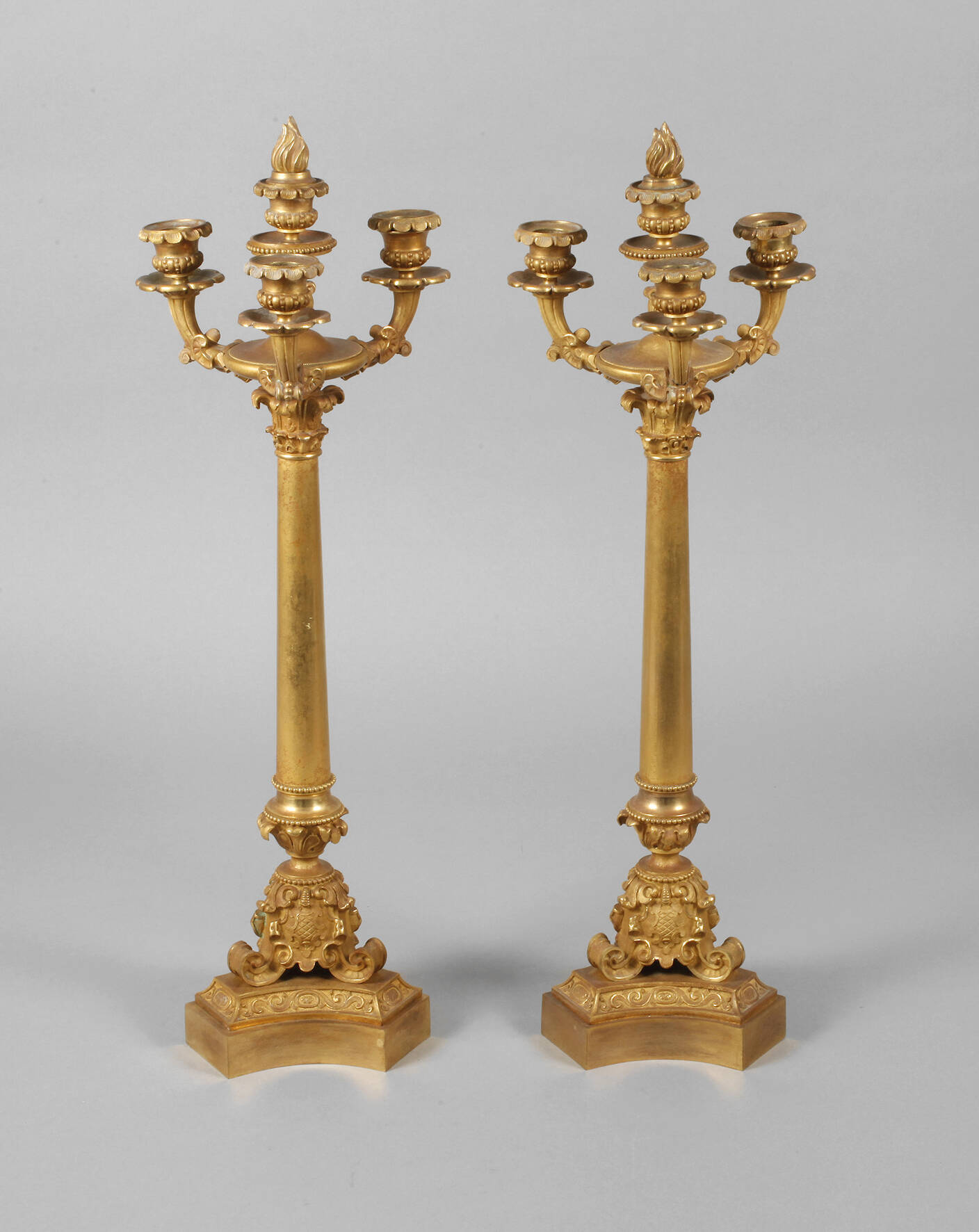 Paar feuervergoldete dekorative Girandolen