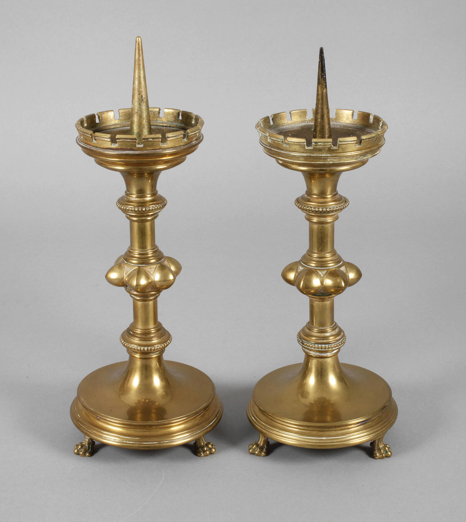 Paar neogotische Leuchter