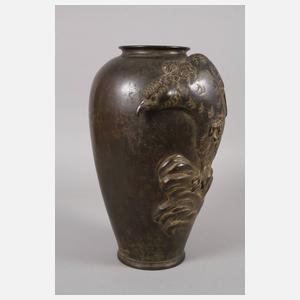 Bronzevase mit Adlermotiv