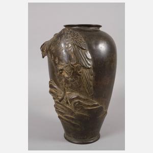 Bronzevase mit Adlermotiv