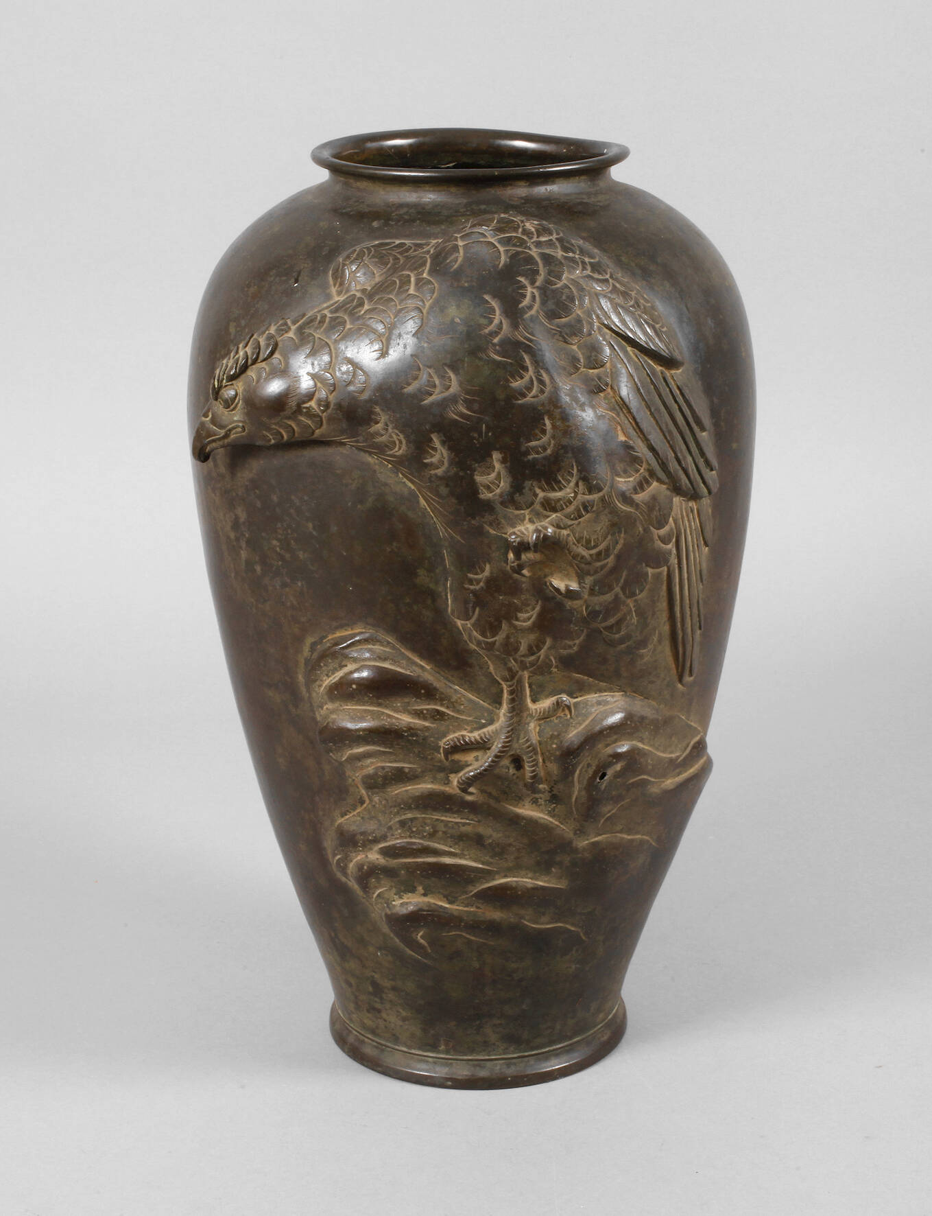 Bronzevase mit Adlermotiv