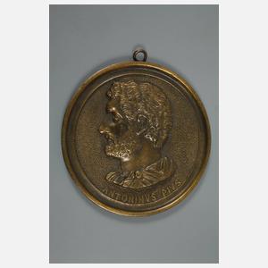 Fünf Bronzeplaketten