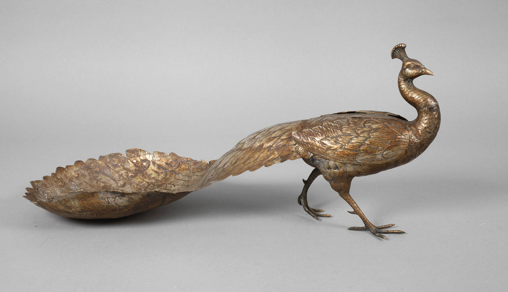 Pfau als Tafelaufsatz