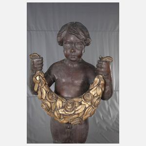 Überlebensgroßer Putto mit Girlande