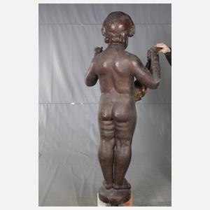 Überlebensgroßer Putto mit Girlande