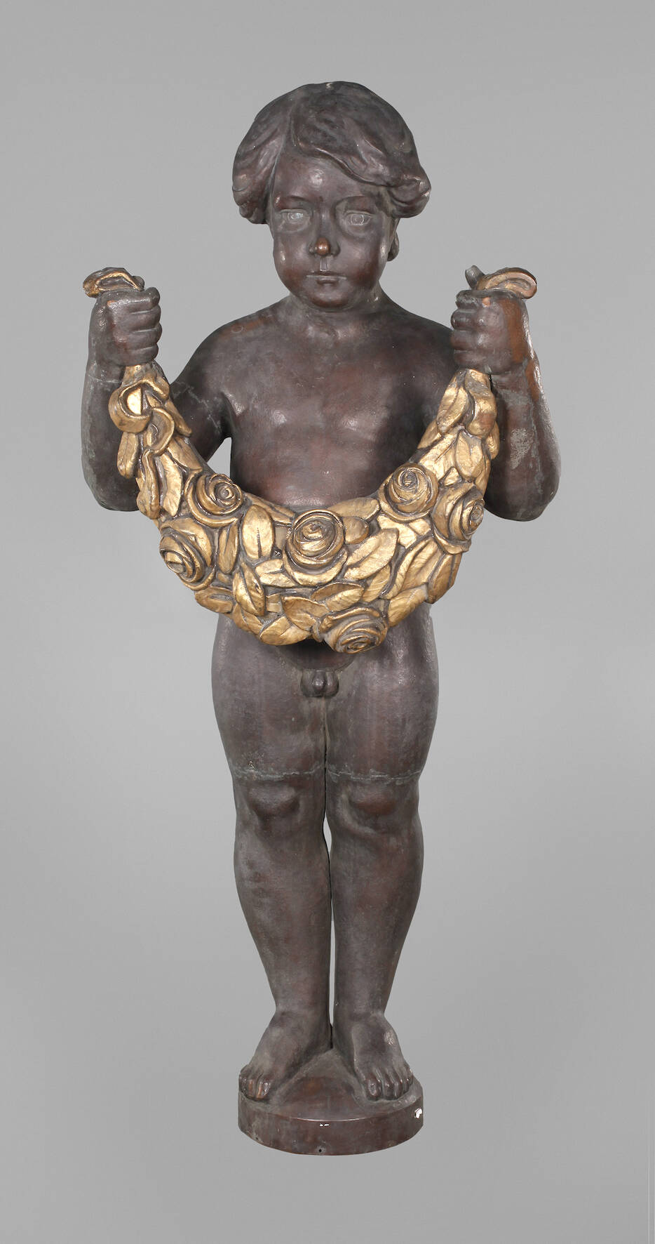 Überlebensgroßer Putto mit Girlande