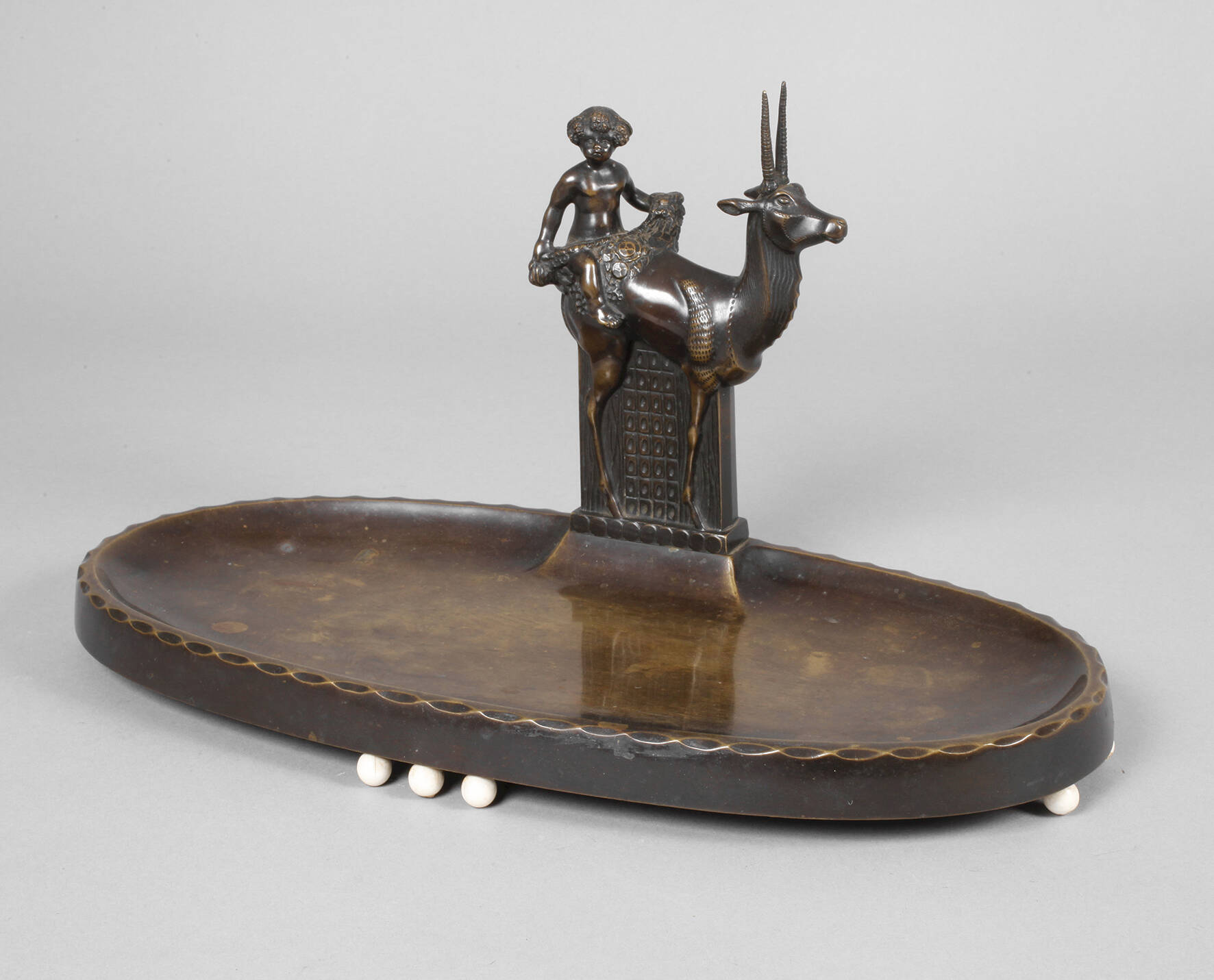 W. Ipscher, ovale Schale mit Putto auf Gazelle