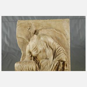 Antikenrezeption Wandrelief sandalenlösende Nike