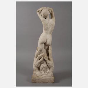 Damenakt in großen Händen