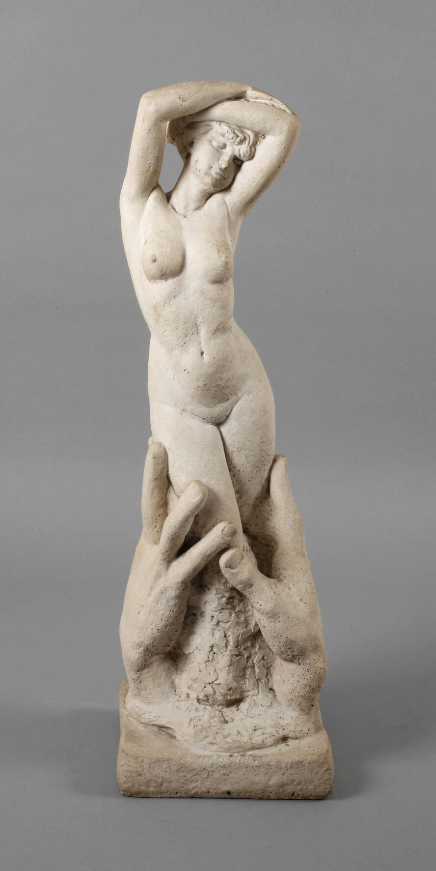 Damenakt in großen Händen