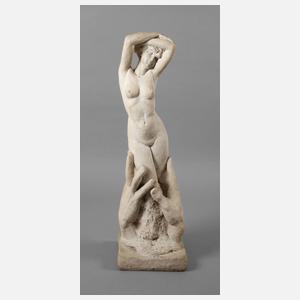 Damenakt in großen Händen