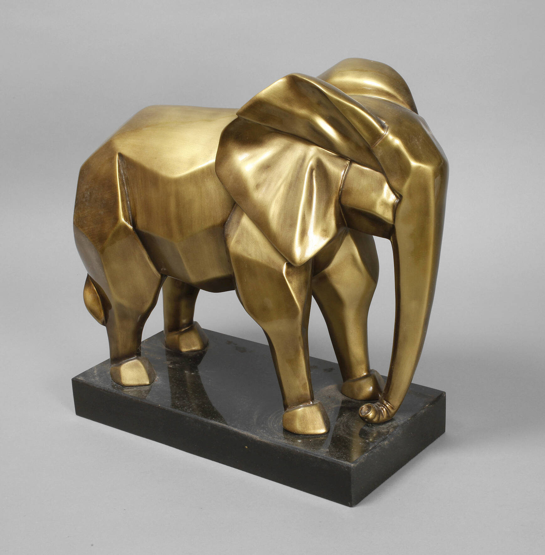 Großer kubistischer Elefant