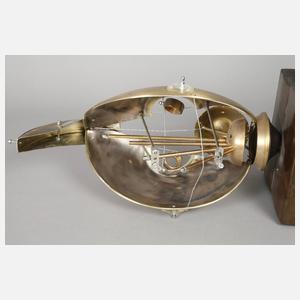 Installation als beleuchteter Roboterkopf