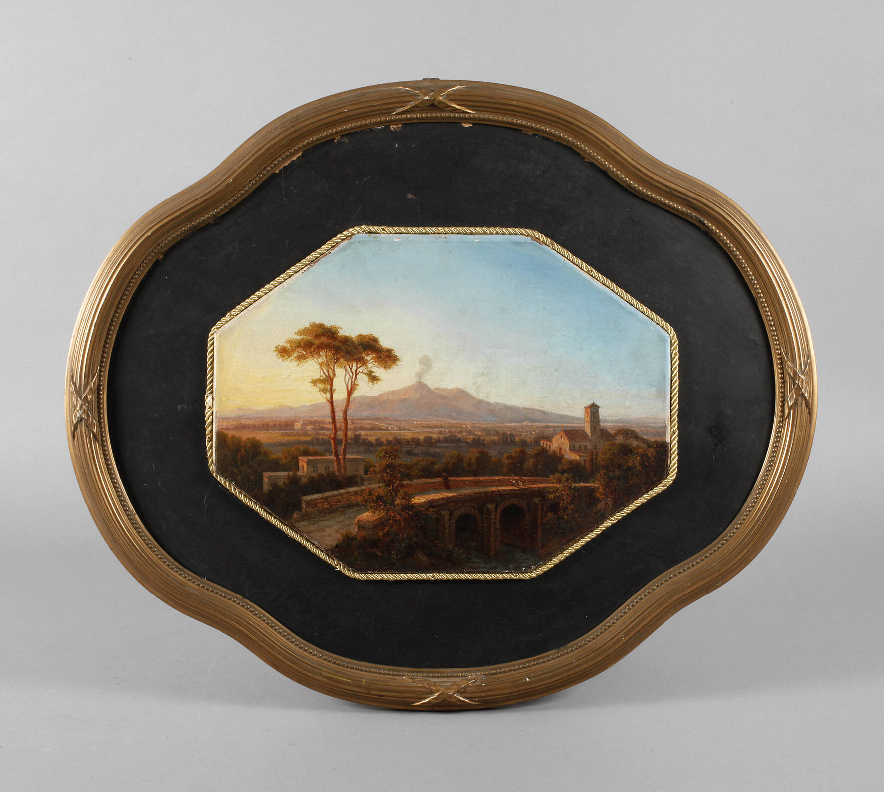 Rauchender Vulkan in mediterraner Landschaft