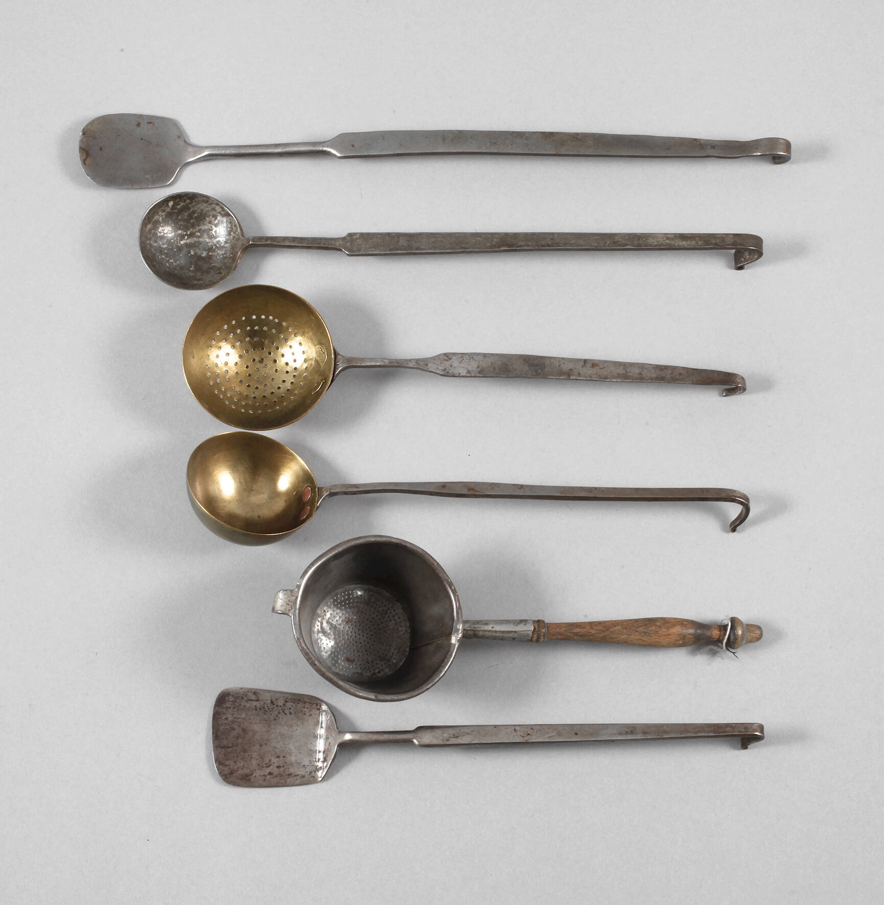 Sechs Teile Küchenzubehör