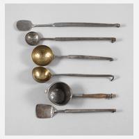 Sechs Teile Küchenzubehör111