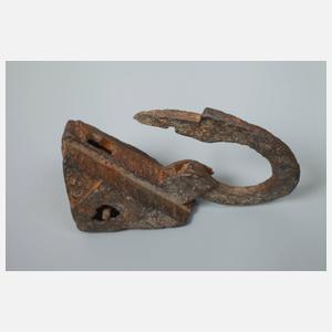Gotischer Schlüssel und Vorhängeschloss