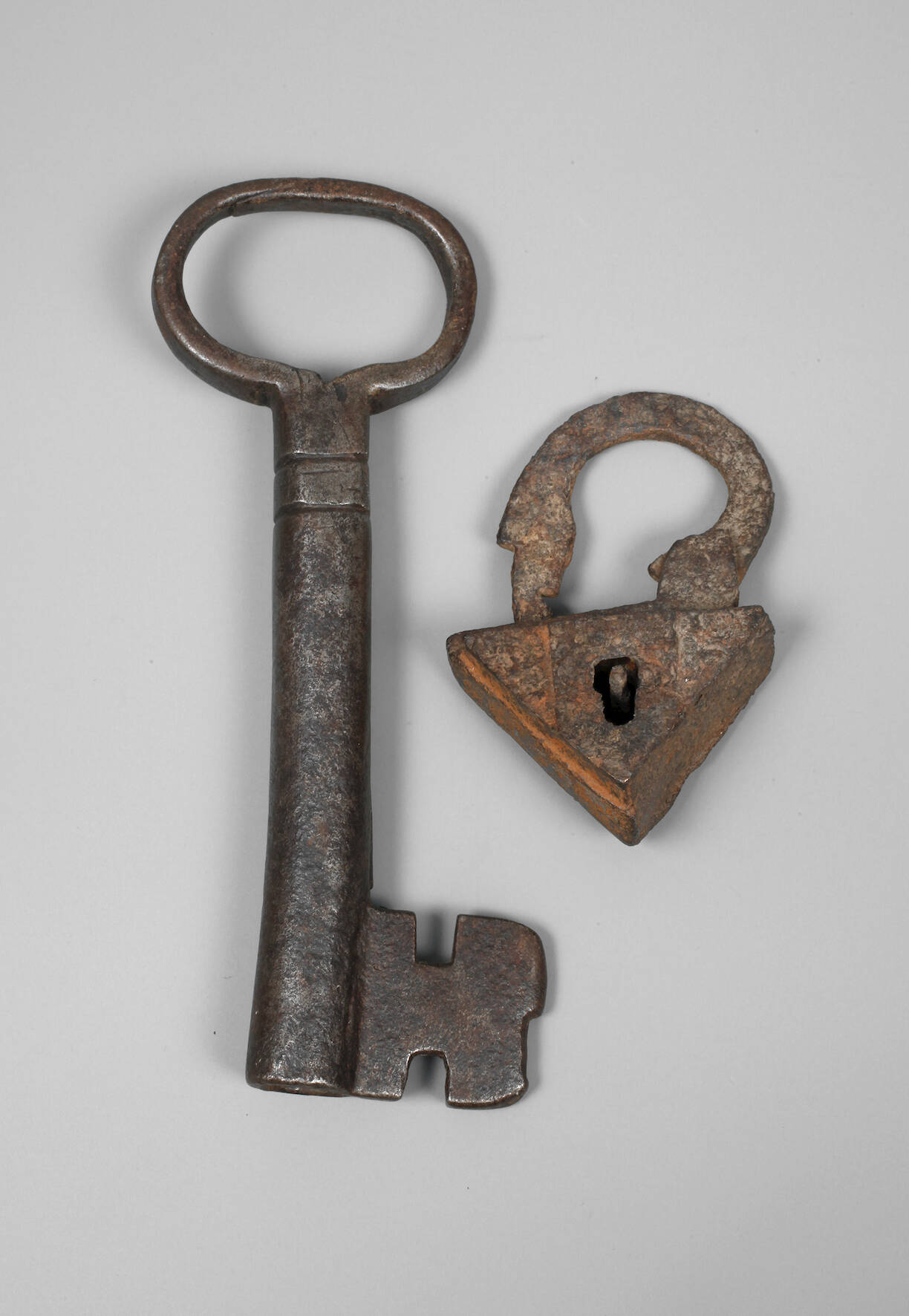 Gotischer Schlüssel und Vorhängeschloss
